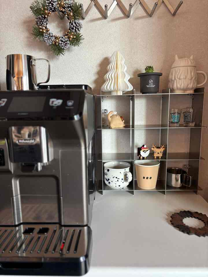 デロンギの隣りに置きたかったステンレスカップラック☕️
まだ飾りたいものさだまってないけど薄めなのにしっかりしたステンレスラック最高🤍✨🫰🏻
#ステンレスカップラック　#ステンレス　#最高の場所　#カフェ気分