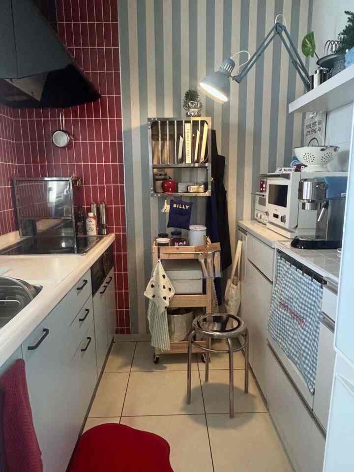 キッチンの壁をdiyしました♥️レンガ色みたいな赤のパネルステッカー！好きな赤🫶🏻
水色＋赤がマイブーム🤤
スヌーピーとチャーリーもクリスマス🎄🤭

#キッチンインテリア
#キッチンdiy
#キッチン
#カラフルインテリア
#マイルーム