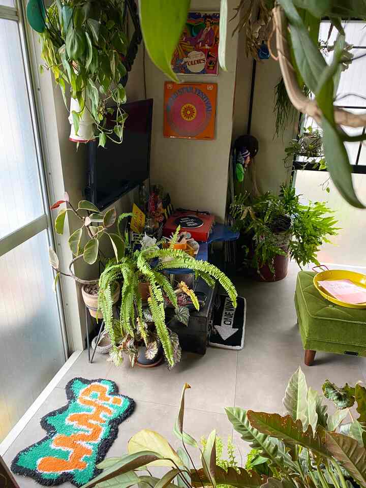 Mengambil foto setiap area memberi saya kesempatan untuk menilai kembali suasana keseluruhan ruangan dan keseimbangan di setiap bagian, jadi saya sering berjalan-jalan di sekitar ruangan dengan smartphone di tangan (lol).

Saya bertujuan untuk menciptakan ruangan yang memuaskan apa pun yang Anda lihat, mulai dari ruang penyimpanan rekaman dengan kepadatan yang tinggi (banyak ruang putih) hingga keseimbangan dekorasi interior pada objek, hingga untaian bunga vertikal di pilar yang terlintas di pikiran saya di tengah malam. ☺︎
#Midcentury #ビンテージ #昭和レトロ #観葉植物 #グリーンインテリア #多国籍インテリア #レコードのある暮らし #gadhouse