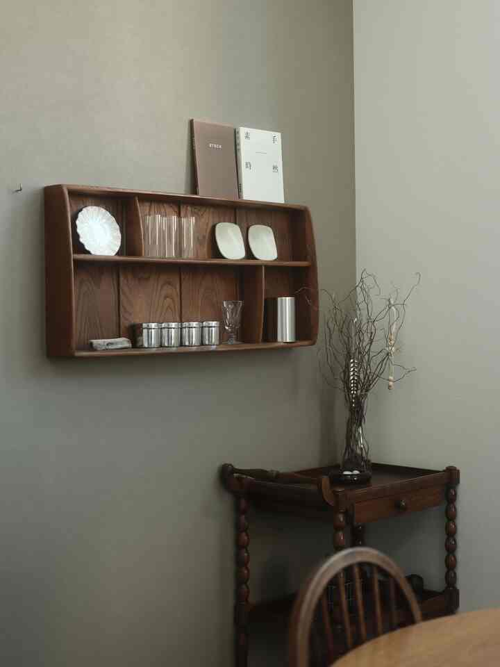 ヴィンテージディッシュラック
┈┈┈┈┈┈┈
　
お気に入りのお皿、グラス、ステンレス缶にハーブティーを入れてあり、お友達が来てくれた時に一緒に選んでもらっています
　
今まではドリップパックのコーヒーでしたが、エスプレッソマシンをブラックフライデーでgetしたので、美味しいコーヒーも出せるように、これから練習予定です ✴︎
　
#おもてなし #リビング #ディッシュラック #ヴィンテージ家具 