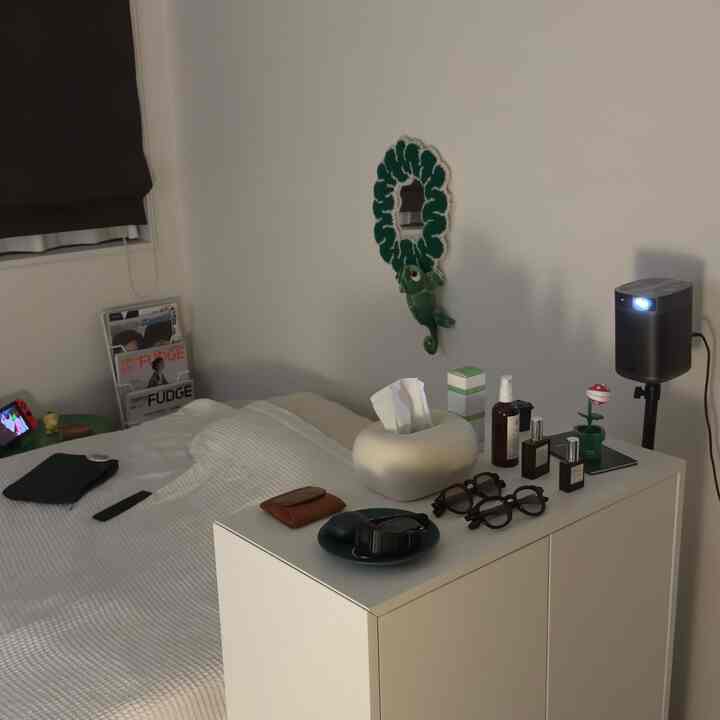 白と黒のトーンの寝室、ベッドとチェストが配置された一人暮らしのアットホームな空間