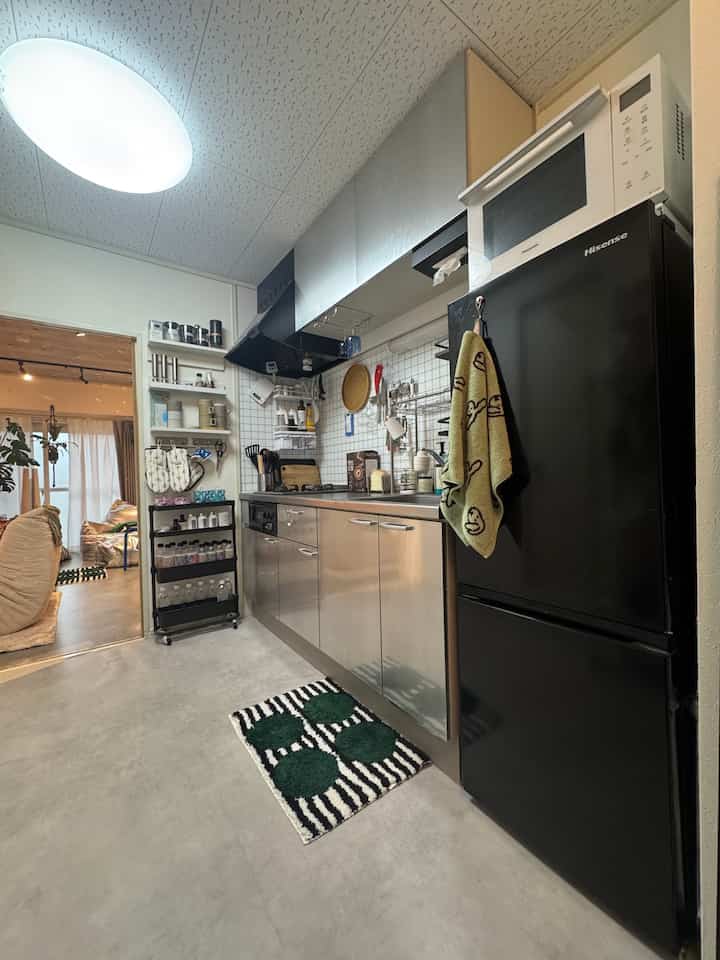 キッチンは割とモノトーン多めです
白黒ベースでシンプルかも

1kなのに
キッチン広めで
コンロ周りも広いのが
使いやすくて気に入ってます

扉などはステンレスっぽいシルバーの
リメイクシート貼ってます

ガラリと雰囲気変わりました



#1k #キッチン #賃貸インテリア #マンションインテリア #原状回復 #古築 #diy  #リメイクシート  #cozyroom  #ハサミポーセリン