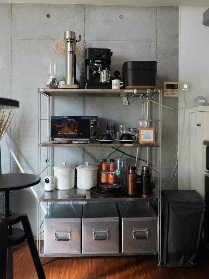 キッチン棚はあえて見える収納にしました。
コンクリート壁と相性も良くて最高です！
スタイリッシュな感じが良きです🙌

#無印
#muji
#ステンレスラック
#コンクリート
#キッチン