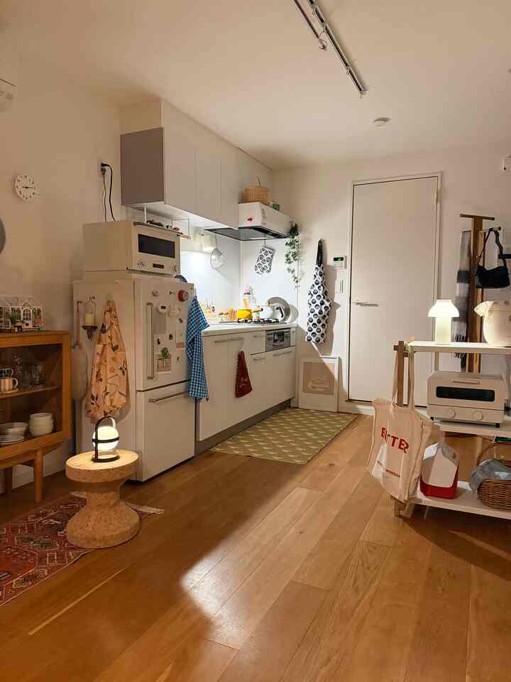 白と木目調の調和が美しい一人暮らし向けキッチン、居心地の良いおうちカフェの雰囲気のあるインテリア