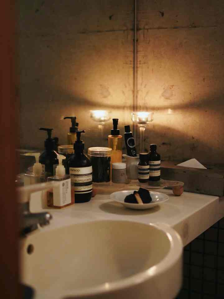 Ruang kamar mandi saya tetap menjadi favorit saya 🕯️
Saya ingin menikmati waktu mandi dengan nyaman, jadi saya berusaha menjaga area di sekitar kamar mandi tetap rapi. 🛀🌿

#KamarMandi #洗面台 #トイレ #お風呂 #ユニットバス #ハンドソープ #インテリア #インテリア雑貨 #ハンドクリーム #インテリア雑貨 #雑貨 #aesop #oskin #パロサント #アロマディフューザー #キャンドル #間接照明 #IKEA #IKEA購入品 #TEMU #TEMU購入品