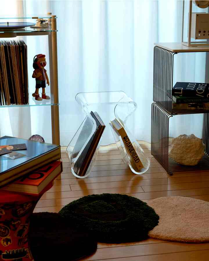 umbra / Majino stool

本やレコードを、ディスプレイも兼ねて収納できるアクリル製のスツール。

何を飾るかで部屋に与えてくれるアクセントが変わり、その時の気分に合わせて中身を入れ替えています！

透明なので大きさの割に圧迫感もなく、
tranceparentのプロダクトと相性がとてもよく、気に入っております。

座った時の耐久性も、不安な感じはまったくなく
実用性もしっかりあります🪑

カナダのトロントに本拠地を置くumbra
前々から姿見も愛用させてもらっております🙏

#pr 
#umbra 
#stool