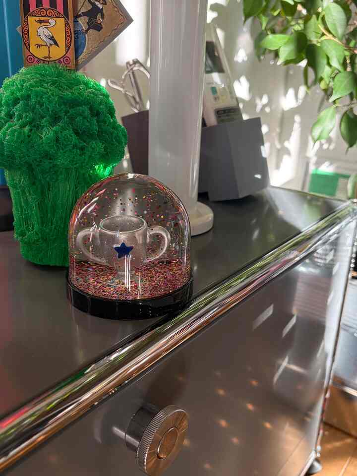 クリスマス支度のスノードーム。
クリスマスっぽすぎないデザインが良くてこちらに。
#スノードーム
#クリスマスリビング　