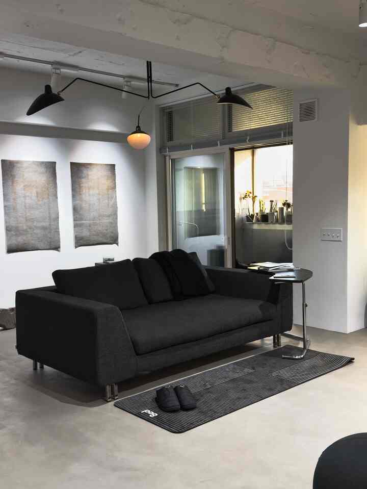 Sofa adalah titik fokus ruangan ini.
Letakkan matras peregangan di depan sofa sebagai pengganti karpet agar Anda dapat bergerak bebas kapan pun Anda mau.
Kombinasi ini memenuhi keinginan untuk bersantai di sofa dan keinginan untuk meregangkan tubuh. 😏

#Monotone #ソファ #ストレッチマット #ヨガマット #ラグ