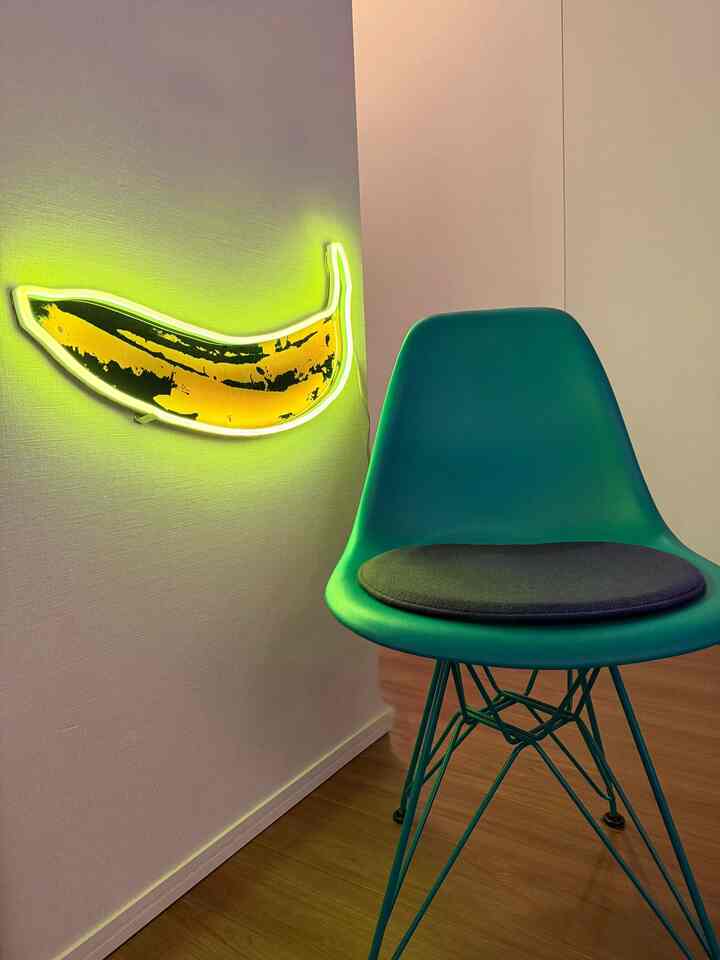 リビングルームの一角。
イームズ サイドシェルチェアとアンディ・ウォーホル ネオンサイン、色も形も好きな組み合わせです。

Herman Miller（ハーマンミラー）× HAY
アンディ・ウォーホル ネオンサイン：Banana by ANDY WARHOL

#HAY #andywarholar #hamanmiller #livingroom #livingspace #tokyolifestyle #lifeintokyo #akari #vitra #pantonchair #vernerpanton #isamunoguchi
#インテリア雑貨 #インテリアコーディネート #インテリア小物 #インテリアデザイン #インテリアコーデ


