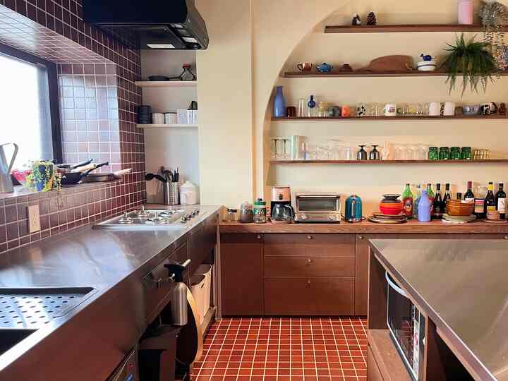 キッチンは壁床タイルにステンレスキッチン🍳

#キッチン #キッチン家具 #キッチン照明 #キッチン収納 #キッチン雑貨 #キッチンインテリア #ダイニング #タイル #タイルの床 #リノベーション #一戸建て #一戸建てリノベ #カラフル #カラフルなインテリア #ミッドセンチュリー #midcentury