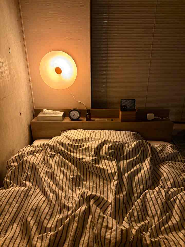 IKEAのドーナツランプ
コンクリ壁とオレンジの光の組み合わせが良い◎
#間接照明 #ウォールランプ #ドーナツランプ