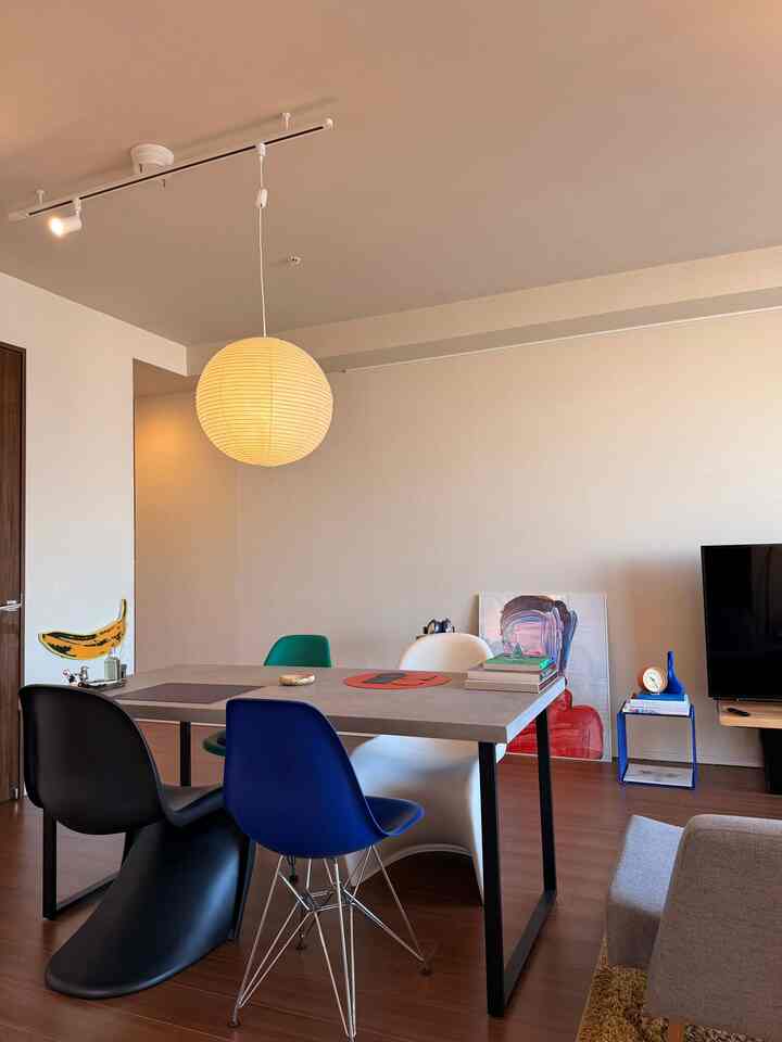 ミッドセンチュリーの思想を、リビングに反映させた空間😌

Art / Design
#vernerpanton #vitra #isamunoguchi #hamanmiller #cibone #hay #dyson #武田鉄平

Interior / Lifestyle
#livingroom #tokyolifestyle #curatedhome
#minimaljapan #tokyodesignscene #slowinterior
#homewithintent #quietluxuryhom #designloversclub #spaceswelove