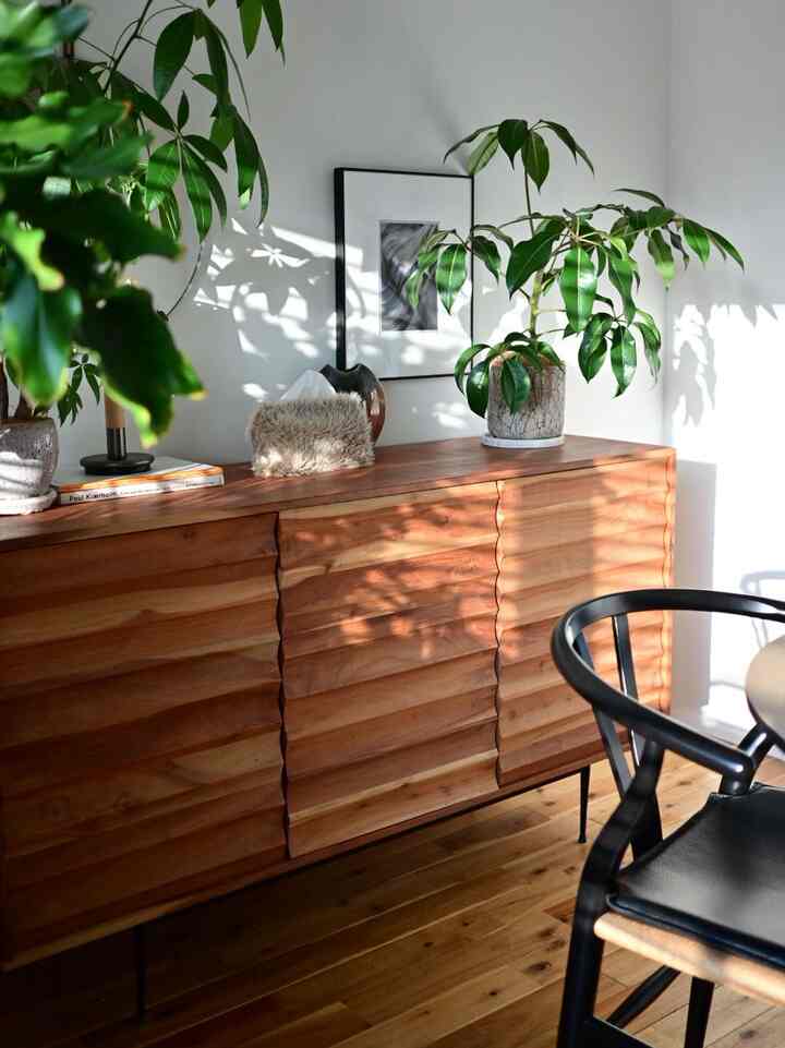 波打ったデザインが面白いアカシア材のサイドボードは5年ほど前、今住んでいる家の２つ前の家の時に購入したのですが(引っ越しまくり)、
図らずも今の家の床材もアカシアです。
中には書類やガジェット類を収納しています🫧

#サイドボード　#リビングボード