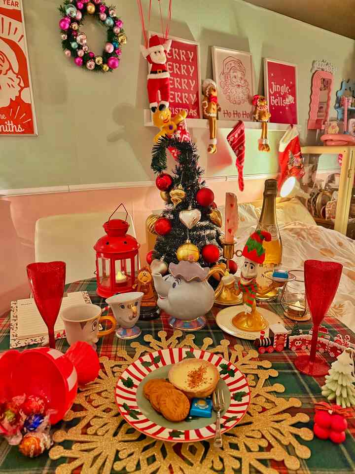 Since Christmas falls on a weekday and I'm working, I went to a Christmas party on Saturday. 🥳💖🍾
This year, I had a chocolate cake from my favorite band, BE:FIRST, at FamilyMart. 🫶 It was delicious! 😊

#ChristmasParty #クリパ #一人暮らし #カラフルインテリア