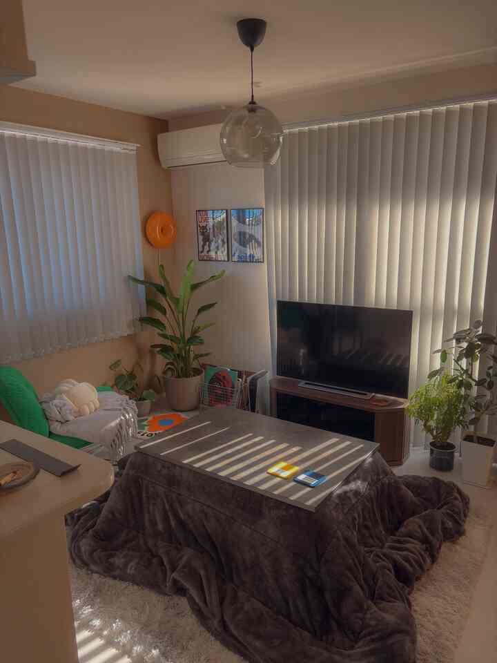冬の間限定のこたつスタイル👀

狭めリビングで大きめ家具を置くと
お部屋が重めの印象になってしまう🌀
抜け感のある空間を作るポイントをまとめます↓

・カーテンや床の色を明るくする
→お部屋のベースは明るめの色で!
・ガラスのアイテムを取り入れる
→我が家はランプシェードで取り入れてるよ!
・高さのある植物を取り入れる
→空間の上の方も使っていこう!

意識してみると一気に垢抜けるはず🫶💗

#8畳リビング #2人暮らし #同棲
#こたつテーブル #こたつ #こたつ布団

