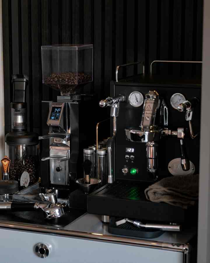 Before I knew it, I was drinking coffee all the time.

#mechanikamax #ecm
#homebarista #espresso
#pepe's house