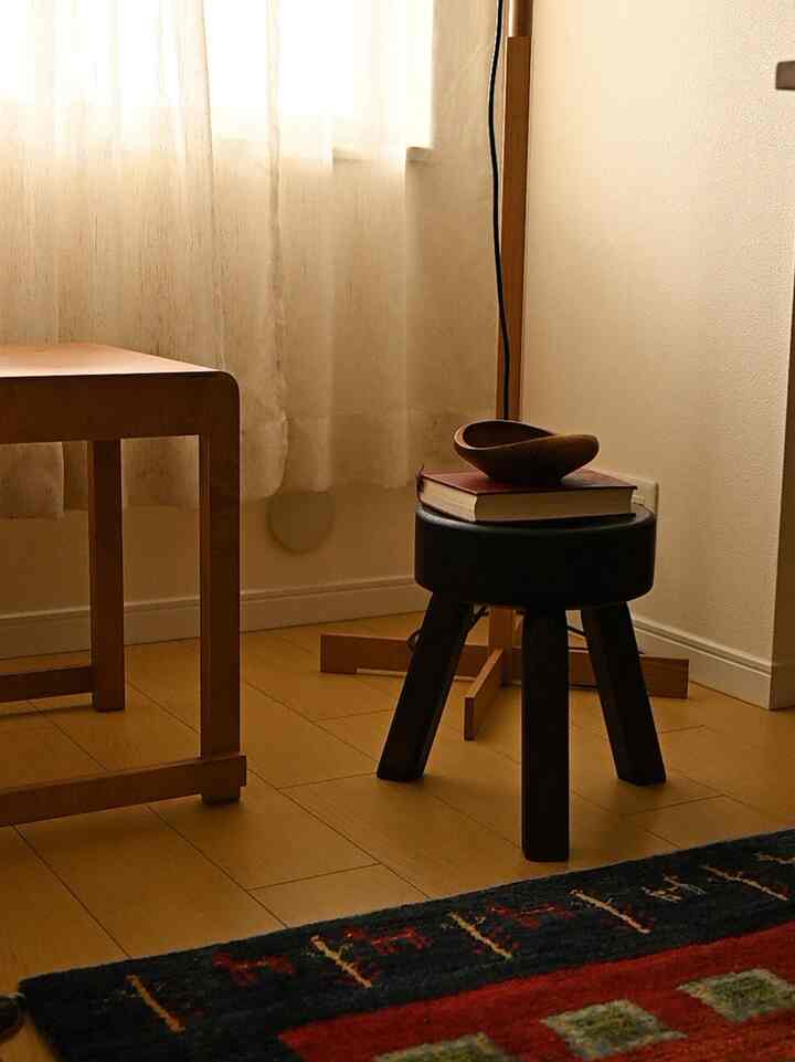 #書斎 #ダイニングチェア #デスク #フロアランプ #陶器 #カーテン #frama #スツール #フィンユール #ボール

I originally intended it as a chair for guests, but before I knew it, it had become a place to put coffee, stack books, and move around the room.

I feel that furniture that doesn't have a specific purpose will naturally remain, even as your lifestyle and home change.

■Click the link to purchase it🛒🔗
I bought the Finn Juhl Teak Bowl at finnishdesign during Black Friday for 20% off. Due to customs duties, I might have been able to get it cheaper if I had taken advantage of Rakuten's shopping marathon.
