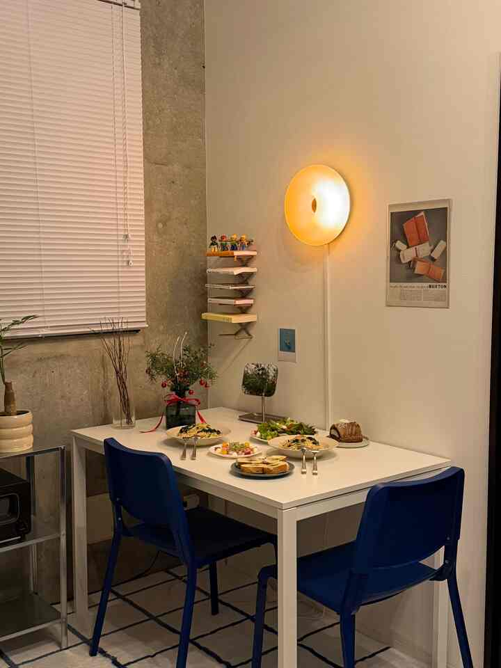 ホワイトとネイビーカラーの二人用ダイニングスペース、シンプルで雰囲気のあるインテリア