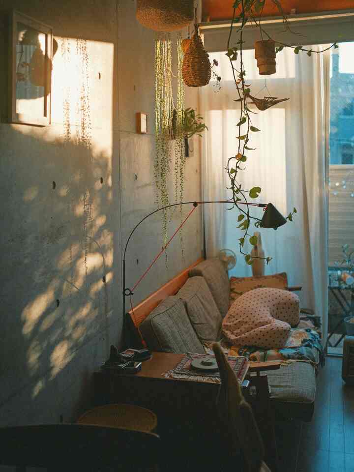 温かみのあるベージュと木目調が調和するリビング、美しい自然素材のソファとビーズクッション、穏やかな雰囲気のインテリア