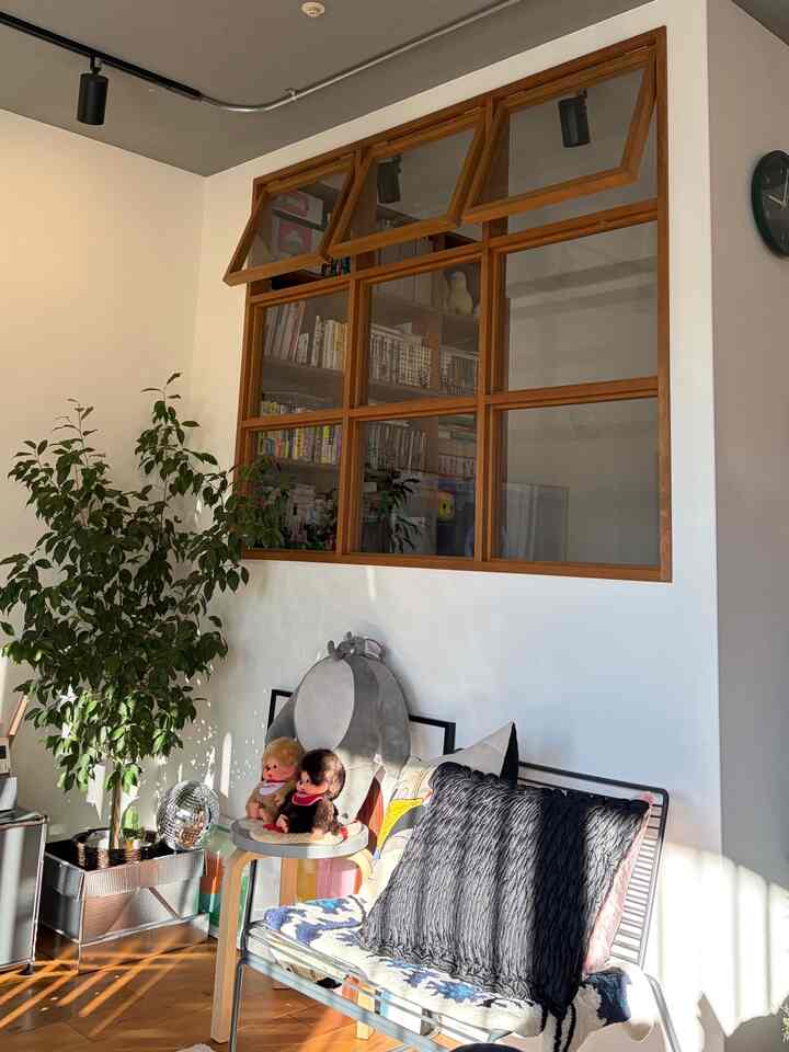 Jendela interior tidak membuat ruangan terasa sempit. Ini adalah elemen renovasi yang bagus untuk diterapkan.

Aku suka betapa lucunya boneka Monchhichi, tapi boneka itu tidak cocok di kamarku, haha.

#ruangkerja
#renovasijendelainterior