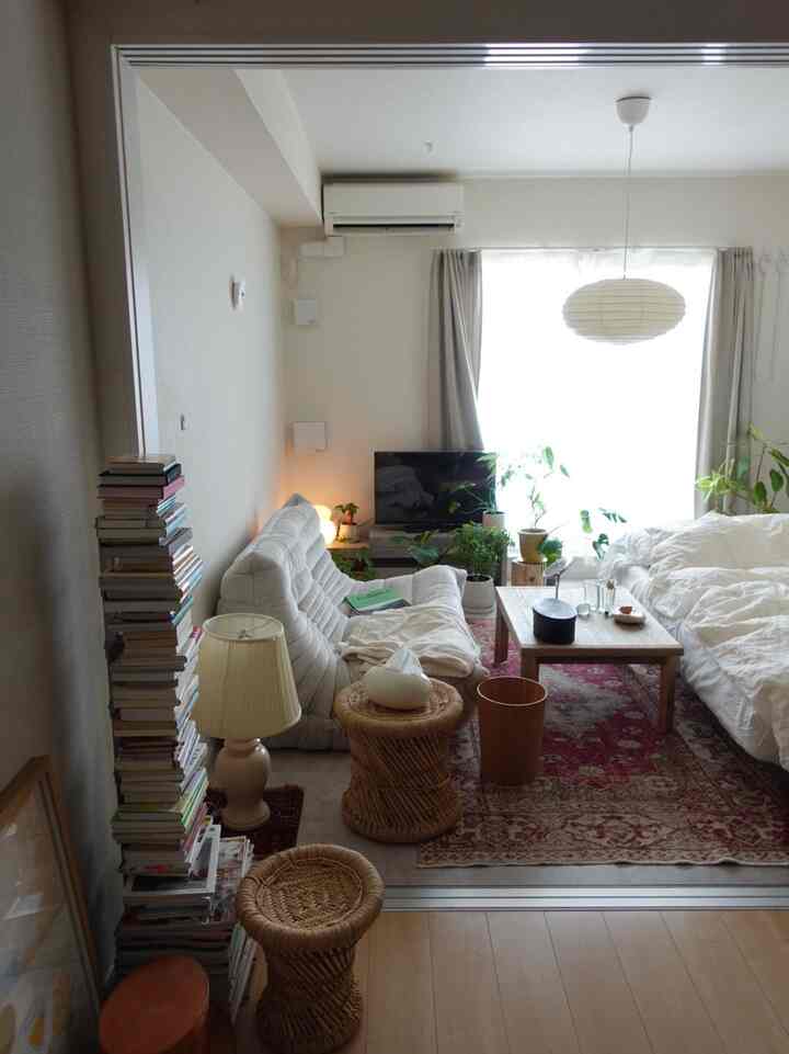 人生で引っ越しを1回しかしたことがなかったのに、今年は引っ越し2回するという変化の多い一年でした🏠

#ふたりぐらし #2人暮らし #二人暮らし #観葉植物のある暮らし #観葉植物 #room #roomtour #interior #家具 #日々の暮らし #好きなものに囲まれた暮らし  #賃貸暮らし #2ldk #シンプルインテリア #賃貸インテリア #無印良品  #雑貨屋巡り #roomdesign #住み家 #部屋作り #部屋づくり #間取り #artek #引っ越し #イサムノグチ #リーンロゼ #リーンロゼトーゴ #ligneroset #リビング