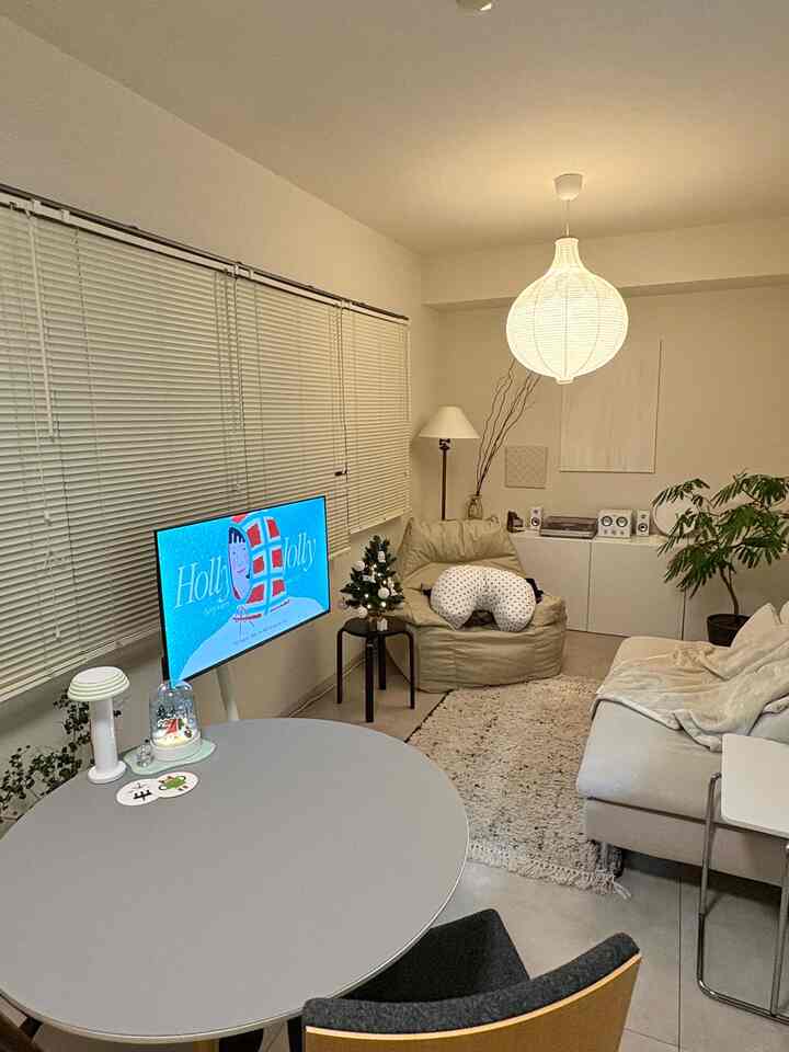 Living room in white and natural color tones featuring a sofa and pendant light with a cozy atmosphere
