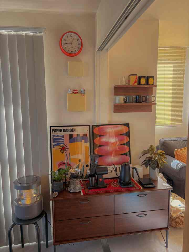 カフェコーナーを正面から🫶💗

コーヒーを淹れる道具を
ブラックで統一することで、
周りのアイテムにデザインが効いたアイテムを
取り入れやすくなります◎ 

棚の取手や脚、
ポスターの枠にブラックを使うことで
全体のまとまりが出るようにしています🖤

#カフェコーナー
#コーヒーコーナー
#おうちカフェ

