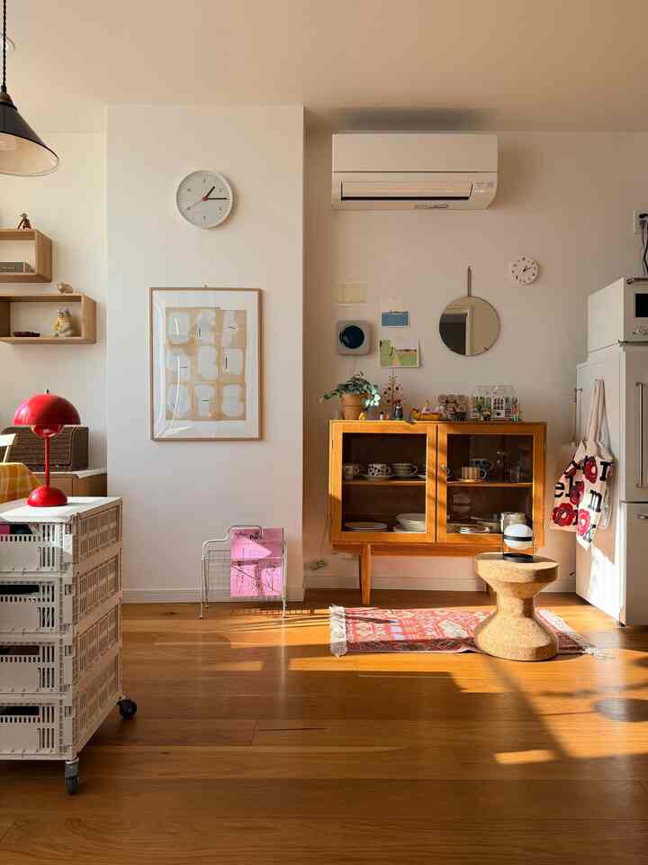 お部屋づくりで光は重要です💡
日光が入ってくるだけで、お部屋の印象が大きく変わります☺️
夜は間接照明を使って照らす場所を工夫するだけで、お部屋の雰囲気がグッと良くなります🌉

#インテリアコーディネート #間接照明 #お部屋づくり #北欧インテリア #ポータブルランプ