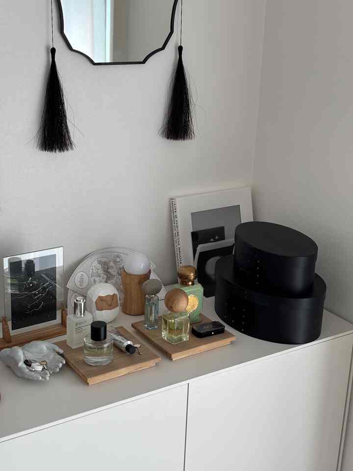 Grooming space
Still a mess

#Dresser #ミラー #mirror #香水 #fragrance