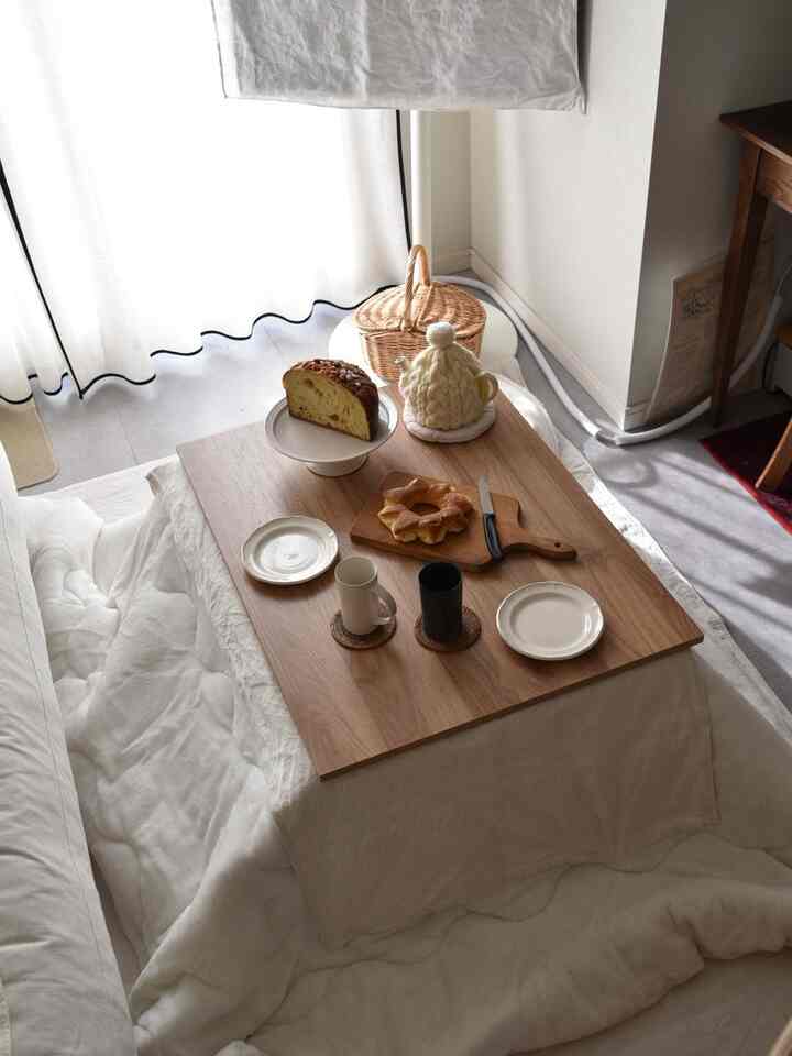 Aku membeli kotatsu untuk kucingku! Kami tidak menggunakannya sepanjang tahun, jadi aku mencari sesuatu yang sangat murah! Ruang tamu kami kecil, jadi aku mencari sesuatu yang kecil, tapi tetap saja besar lol. Ini meja bermotif, tapi serat kayunya lucu dan aku senang dengan itu!

#Nitori #こたつ #こたつ布団 #棚
#Antik #賃貸インテリア #冬インテリア #賃貸 #マンション #アパート #狭い家 #シンプル
#Alami #ホワイト