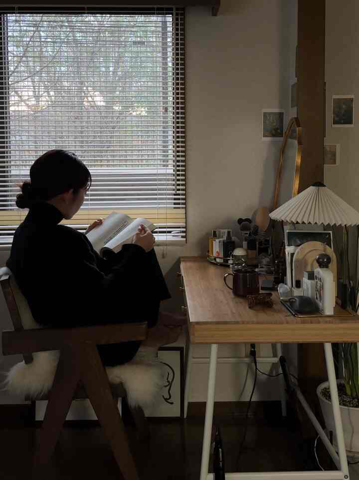 ブラウンの木目調が印象的な6畳の部屋、机と椅子が配置された落ち着いた読書スペース