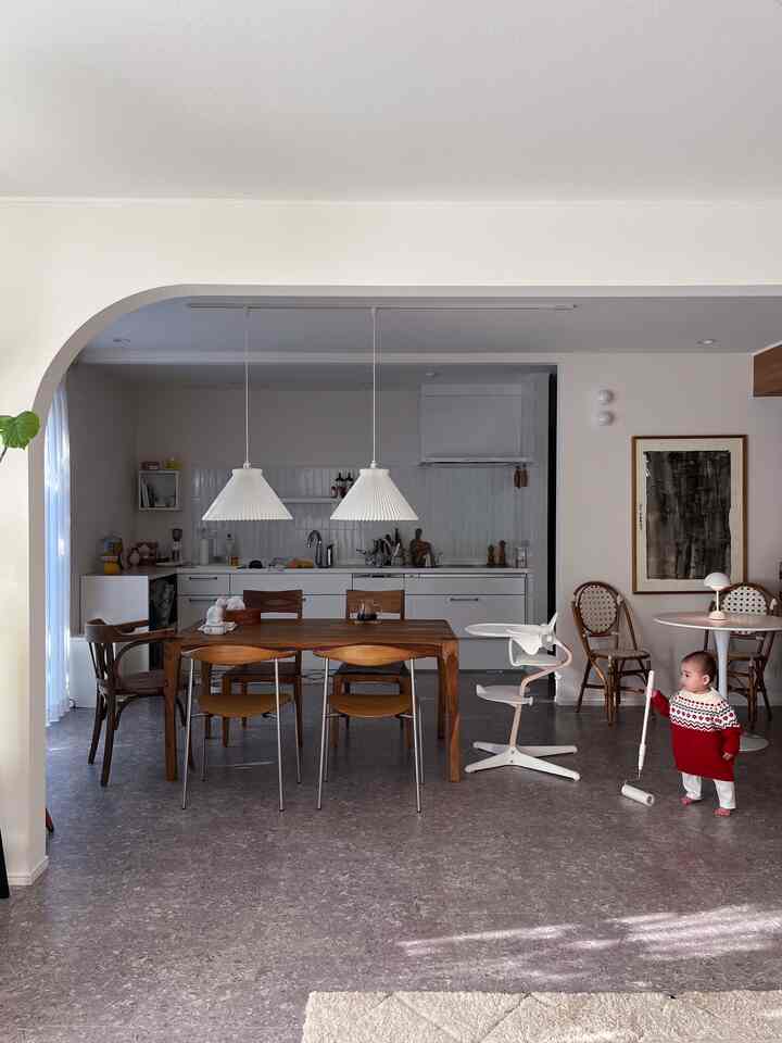 クリスマスが終わっておうちがスッキリ。
息子くんがコロコロを離してくれません😂
おかげでお家の床はいつもより綺麗🙌✨

#ダイニングテーブル #ダイニングインテリア #ダイニング #赤ちゃんのいる暮らし #子供のいる暮らし #本棚インテリア #本棚のある暮らし #本棚