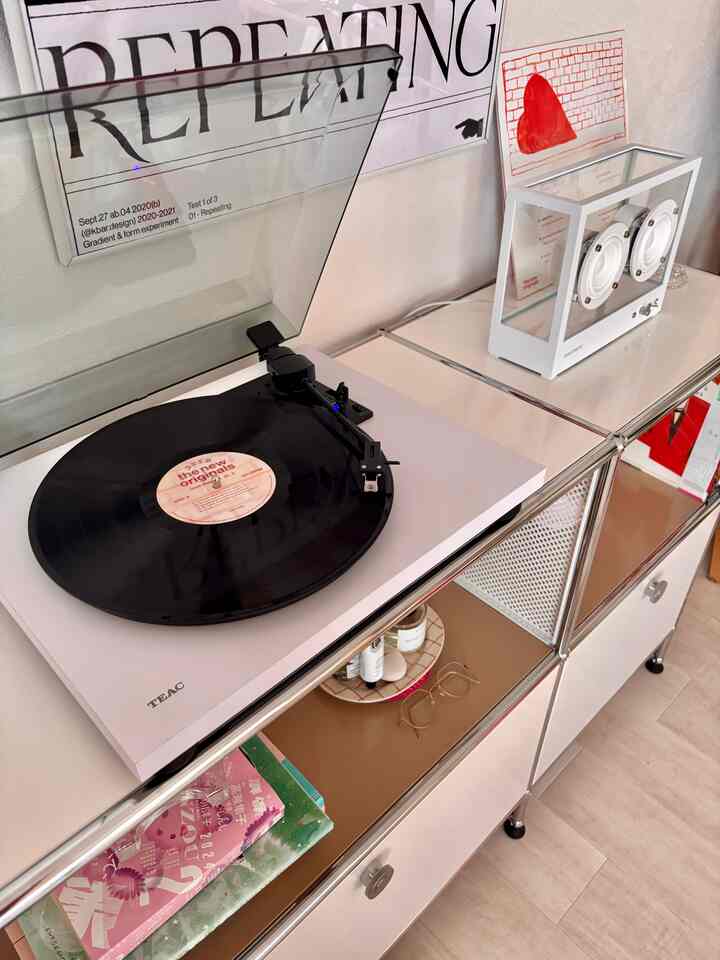 初めてのレコードプレーヤーはTeacの2万円台のもの。
Bluetooth対応だからシェルフの上の配線がごちゃつかなくて助かる✨️
有線には音質は劣るのかもしれないけど、アレクサで聴いてた私にとっては大満足な音質です

#レコード
#レコードプレーヤー
#スピーカー
#transparent