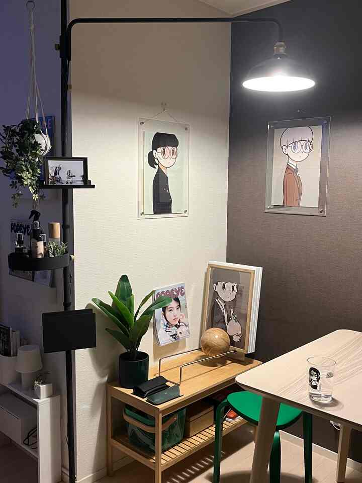 ポスター、照明、グリーン。
好きなものだけを詰め込んだ一角です。

#お部屋づくり
#インテリア
#一人暮らしインテリア
#ワークスペース
#デスク周り
#お気に入りの空間
#照明インテリア
#アートのある暮らし
#グリーンのある暮らし
#ナチュラルインテリア
#北欧インテリア