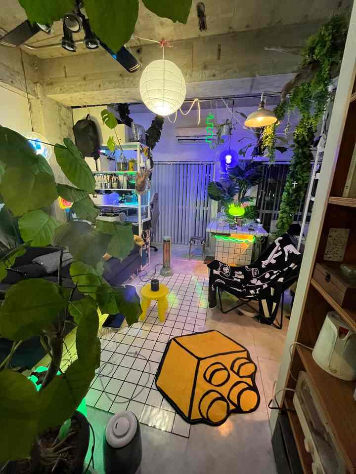 Ini Sabuaka. Karpet aneh yang kubeli di akhir tahun sudah sampai. Karpet ini membuat kamarku terlihat seperti ilusi optik. Senang rasanya memiliki sesuatu seperti ini sesekali.

#RuangStudio #賃貸インテリア #観葉植物 #変なラグ #リノベーション #メカと草 #cozy #diy