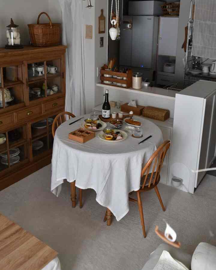 あけましておめでとうございます🍾

#謹賀新年 #お節料理 #テーブルコーデ
#賃貸インテリア #ダイニングテーブル
#テーブルクロス #インテリア #雑貨
#アンティーク #アーコールチェア
#アンティークインテリア #1LDK