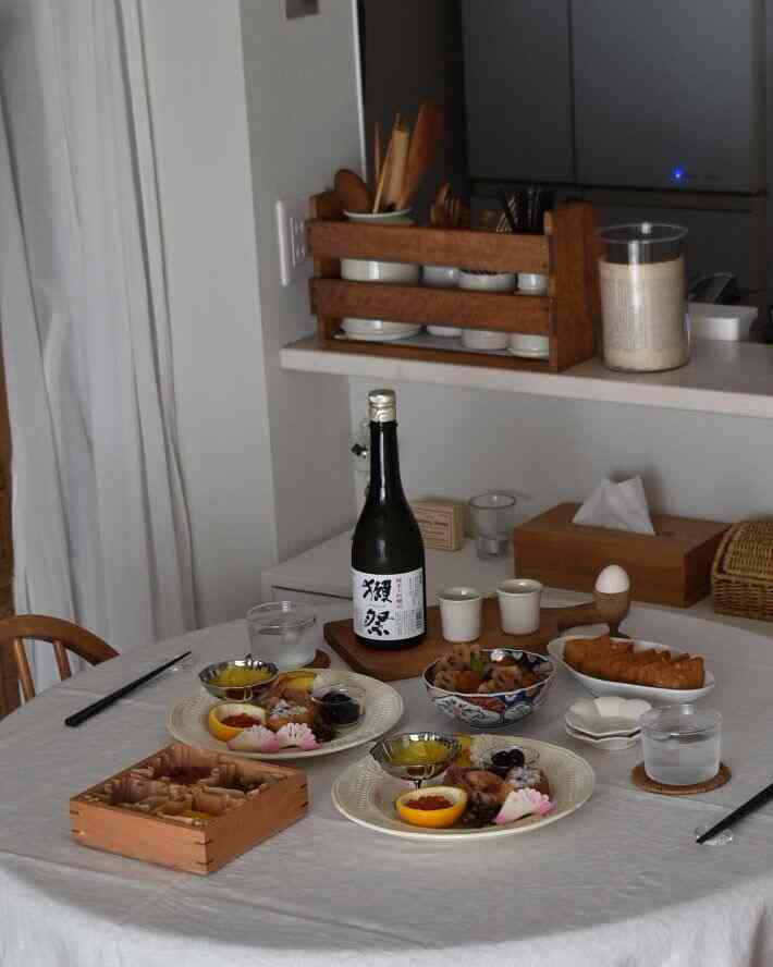 白と茶色のトーンのダイニングルーム、伝統的な食器と食事が配置された雰囲気ある空間