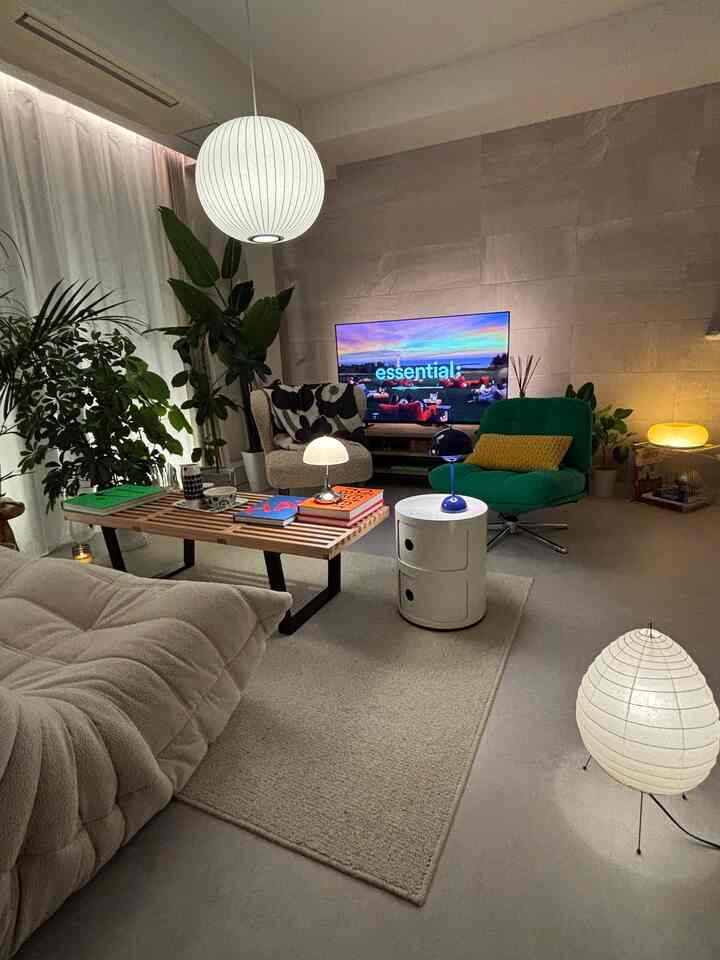 ベージュとホワイトのトーンでまとめられた北欧スタイルのリビング、ベージュのソファと木製コーヒーテーブル、ホテルライクな照明が配置された印象的な空間