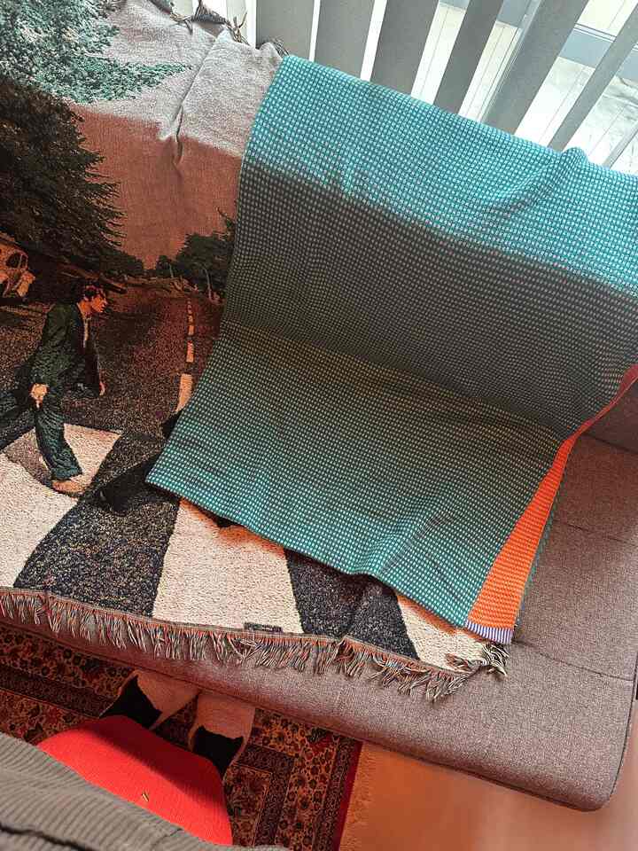 ソファにブランケット重ねがけが気分。
@ohouse さんのBeatlesブランケットと @IKEA のカラフルなブランケットを合わせるのがいい感じ。

#リノベーション
#マンションリノベーション
#中古を買ってリノベーション