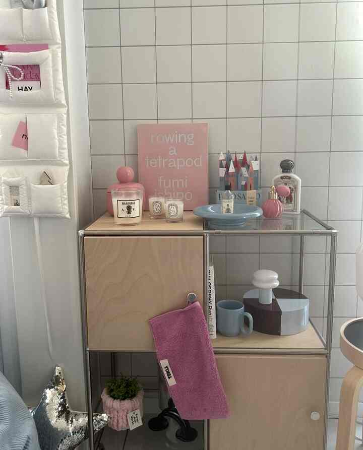 ピンクと水色でデコレーション🩷🩵
新しくHAYでブリキ缶とマグ&ボウル🥣購入しました🩵🤎色合わせがすっごく可愛い😍


#HAY購入品
#インテリアデコレーション
#ディスプレイ
#マイルーム