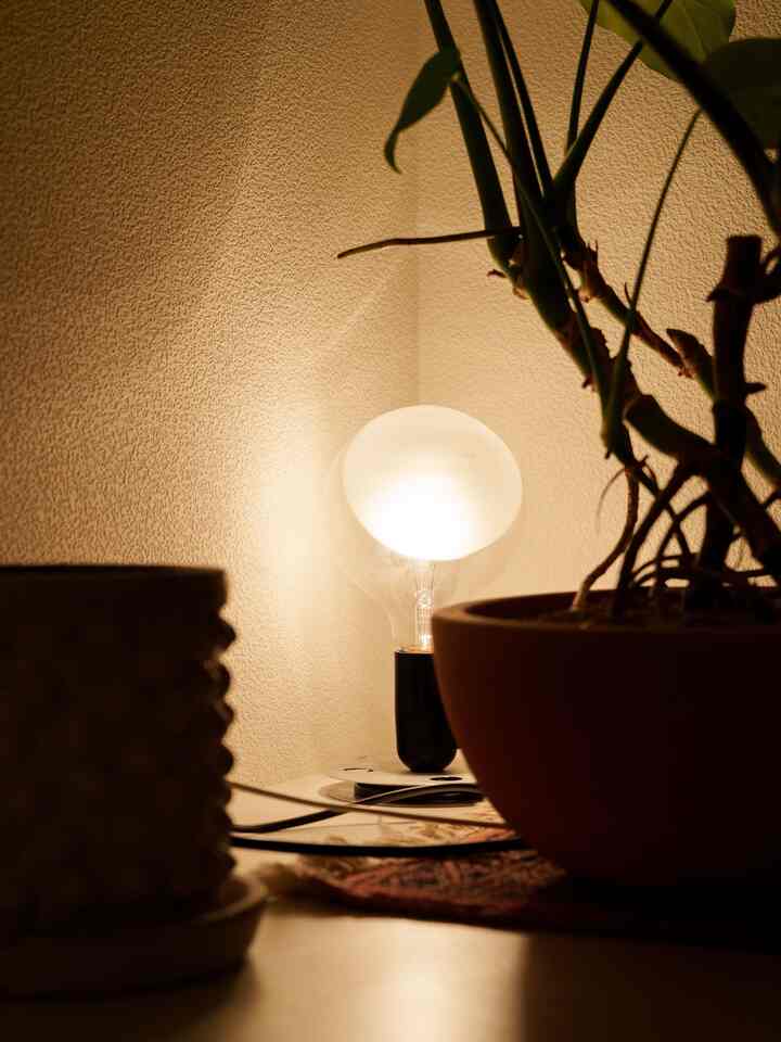 寝室には #Flos の照明
デスクには #IKEA × HAY のライトを置いています💡