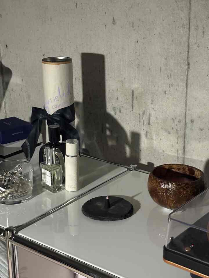 初投稿です♩
コンクリ部屋に住む20代ひとり暮らし
ヴィンテージショップみたいなお部屋が好み❤️‍🩹

#ohouse
#ohouseインテリア
#一人暮らしインテリア
#一人暮らし部屋
#賃貸インテリア
#コンクリート部屋
#無機質インテリア
#無機質な暮らし
#モノトーンインテリア
#海外インテリア
#海外風インテリア
#ミニマルインテリア
#シンプルインテリア
#ガラスインテリア
#アクセサリー収納
#香水コレクション
#ディスプレイ収納
#棚ディスプレイ
#インテリア雑貨
#暮らしを楽しむ
#生活感をなくす
#ヴィンテージインテリア
#ヴィンテージ風
#おしゃれ部屋
#お部屋作り
#部屋づくり記録
#インテリア好きな人と繋がりたい
#韓国インテリア
#インダストリアルインテリア
#myroom