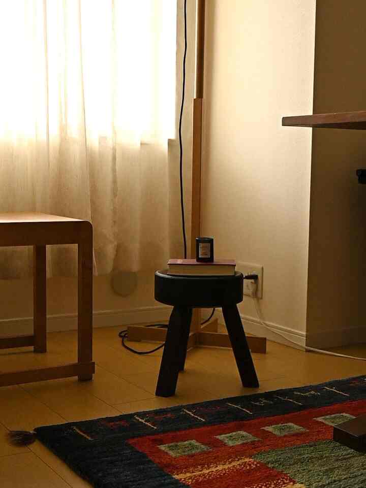 #書斎 #ダイニングチェア #デスク #フロアランプ #陶器 #カーテン #frama #スツール #フィンユール #ボール

I originally intended it as a chair for guests, but before I knew it, it had become a place to put coffee,
a pile of books,
and a chair to move around the room.

I feel that furniture with an open purpose will naturally remain,
even as your lifestyle and home change.