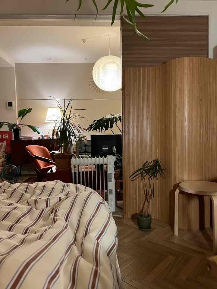 夜の部屋
ウッドパーテーションを買ってからこの画角が好きになった
情報量が多くてゴチャゴチャしてるように見えるけど、色のバランスが良くて好き

#ミッドセンチュリー #ミッドセンチュリーモダン #北欧 #北欧モダン #パーテーション #ウッドパーテーション #布団カバー #ストライプ #観葉植物 #artek #アルテック #スツール60 #stool60 #ヘリンボーン #クッションフロア #間接照明 #ペンダントライト #オイルヒーター 