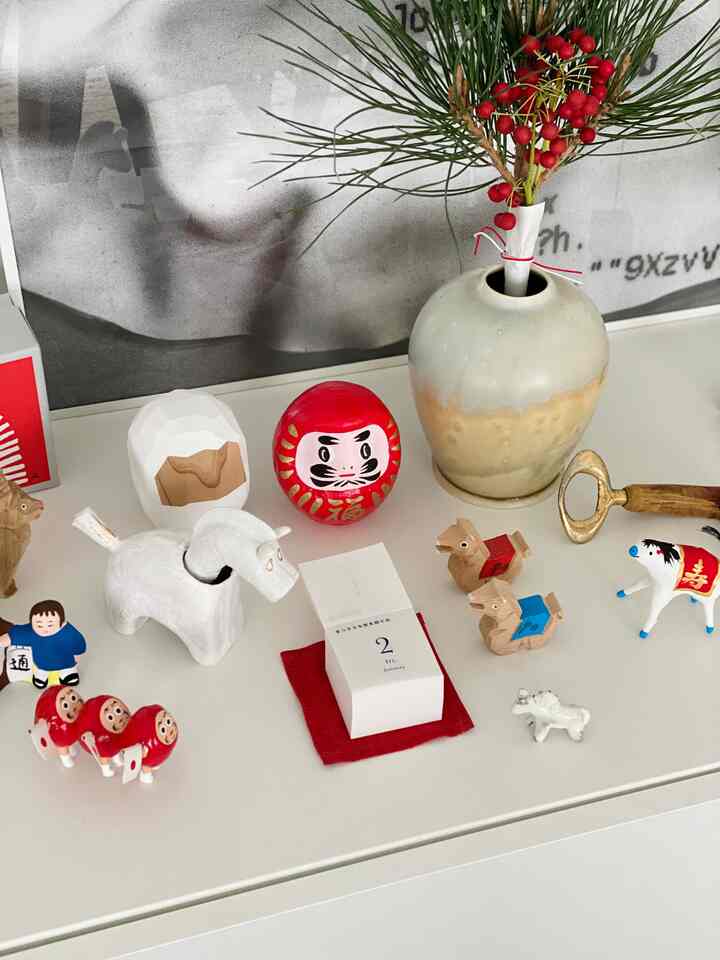 Today we're cleaning up our festive folk art corner 🎍

#NewYear #民芸品 #民藝 #ディスプレイ