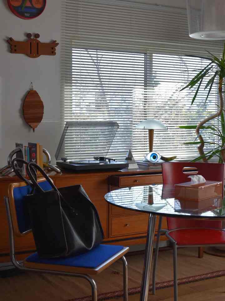 温かみのある木目調と青・赤の椅子があるホームオフィス兼ホームカフェの雰囲気あるインテリア