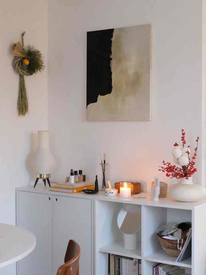 ホワイトトーンのリビング、シンプルな収納家具と装飾オブジェが配置された雰囲気のあるインテリア