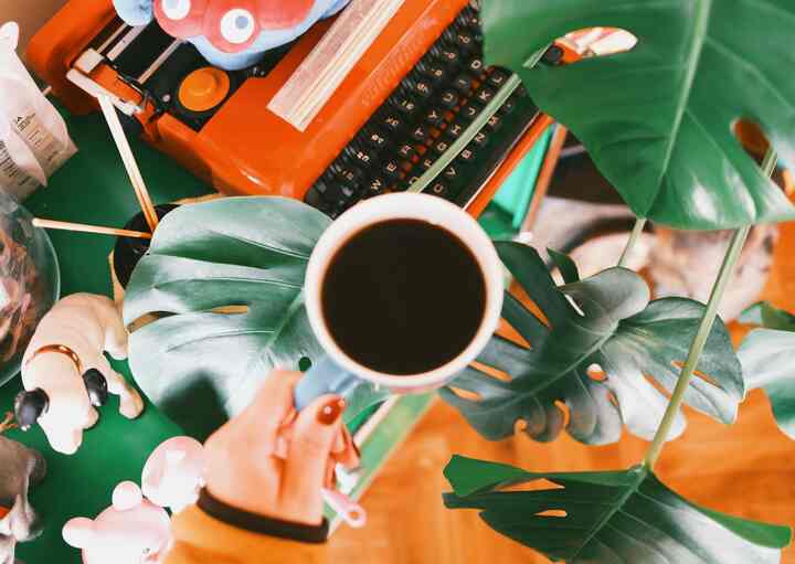 Rumahku sangat kotor di awal tahun baru, aku tidak bisa mengambil foto yang bagus. 😢

Aku penasaran berapa banyak air yang harus kuberikan pada Monstera-ku di musim dingin. 🌿

#kopi
#ruangtamu
#apartemenbekas
#renovasiapartemenbekas
#apartemen
#lemari #커피타임 #중고아파트 #아파트 #아파트인테리어 #리모델링아파트 #홈카페 #오하우스