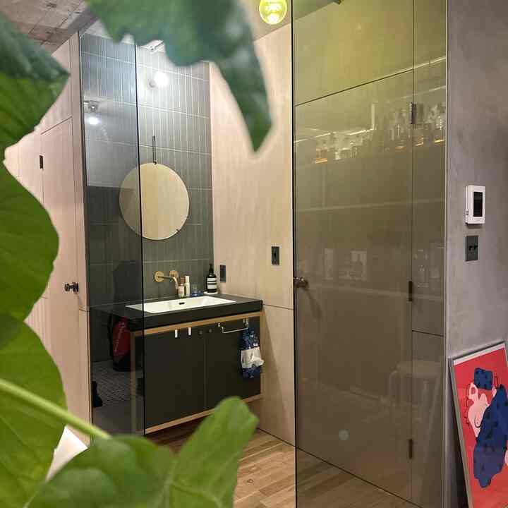 我が家の洗面は脱衣所外に。
来客があってもすぐに手を洗えるし、
ガラスで仕切ることで開放感もあってインテリアのアクセントになる🌱
これから家づくりする方、外出しの洗面台おすすめです。

#リノベーション
#マンションリノベーション
#洗面
#外付け洗面
