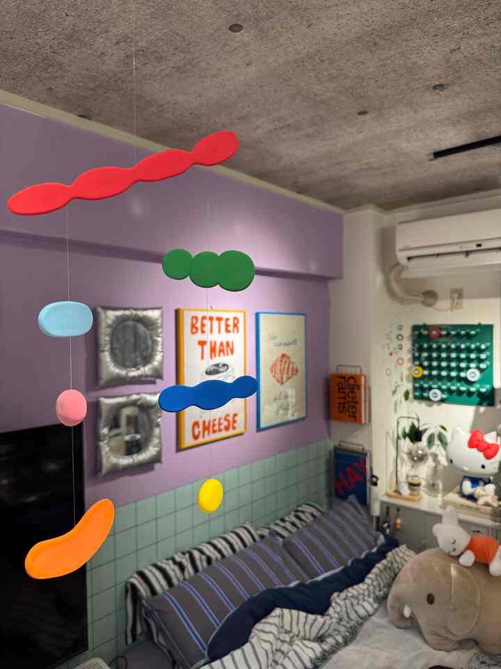 天井から！カラーモビールを吊るして
壁にはポスターやミラー
カレンダーを飾ってます


#ポスター #モビール #リングアデート #壁面 #壁紙屋本舗 #ベッドカバー #ブランケット #サイドテーブル #パーソナルチェア 